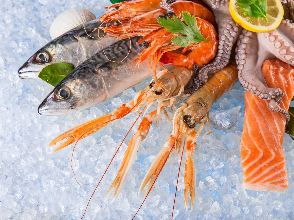 Bouillabaise met saffraan in een gietijzeren pot.